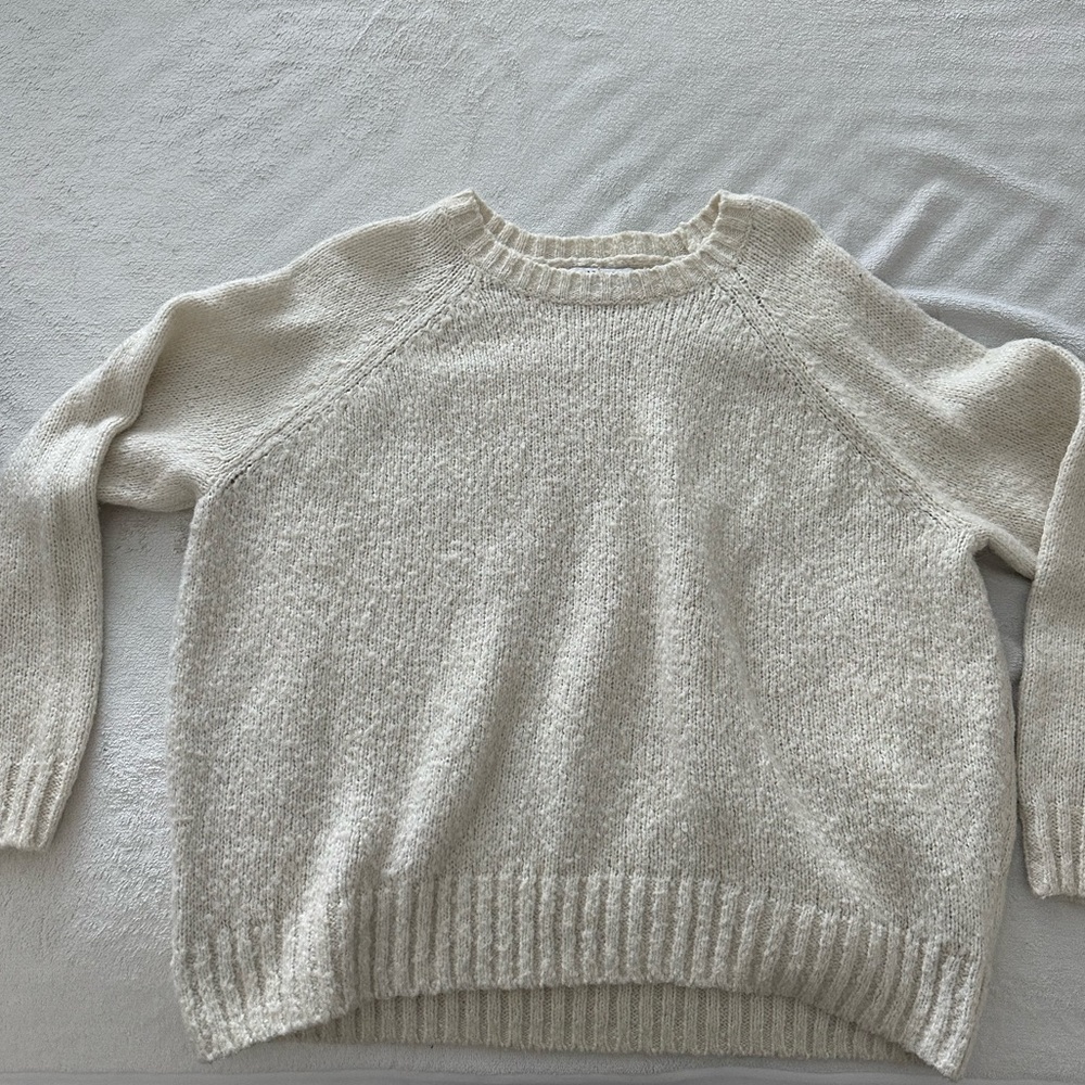 CREAM CROP SWEATER